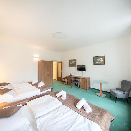 Hotel Bergwirt Schoenbrunn Виена Екстериор снимка
