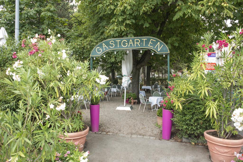 Hotel Bergwirt Schoenbrunn Виена Екстериор снимка