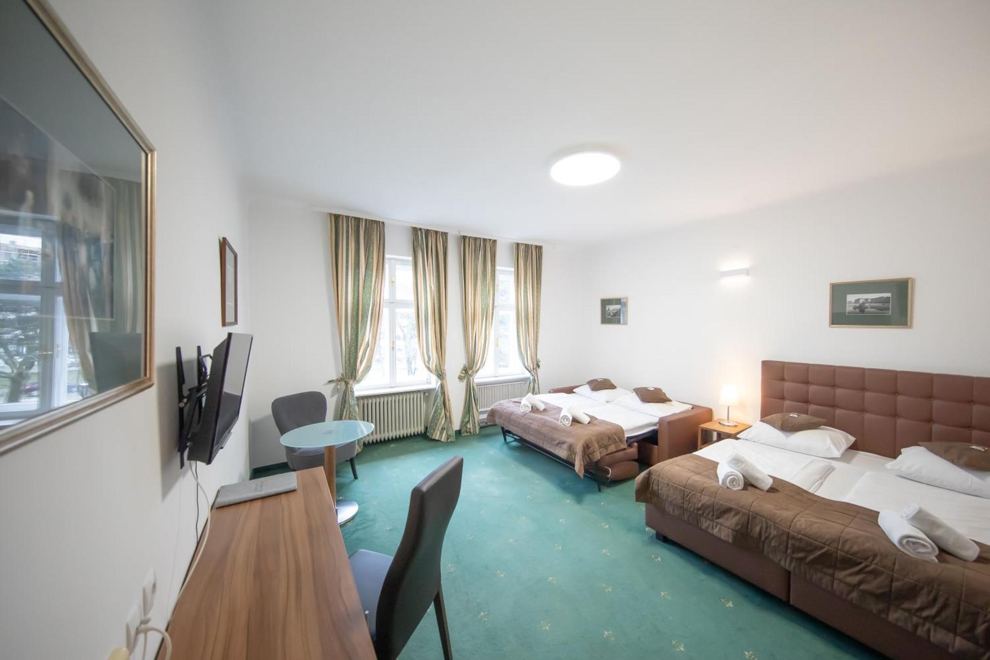 Hotel Bergwirt Schoenbrunn Виена Екстериор снимка