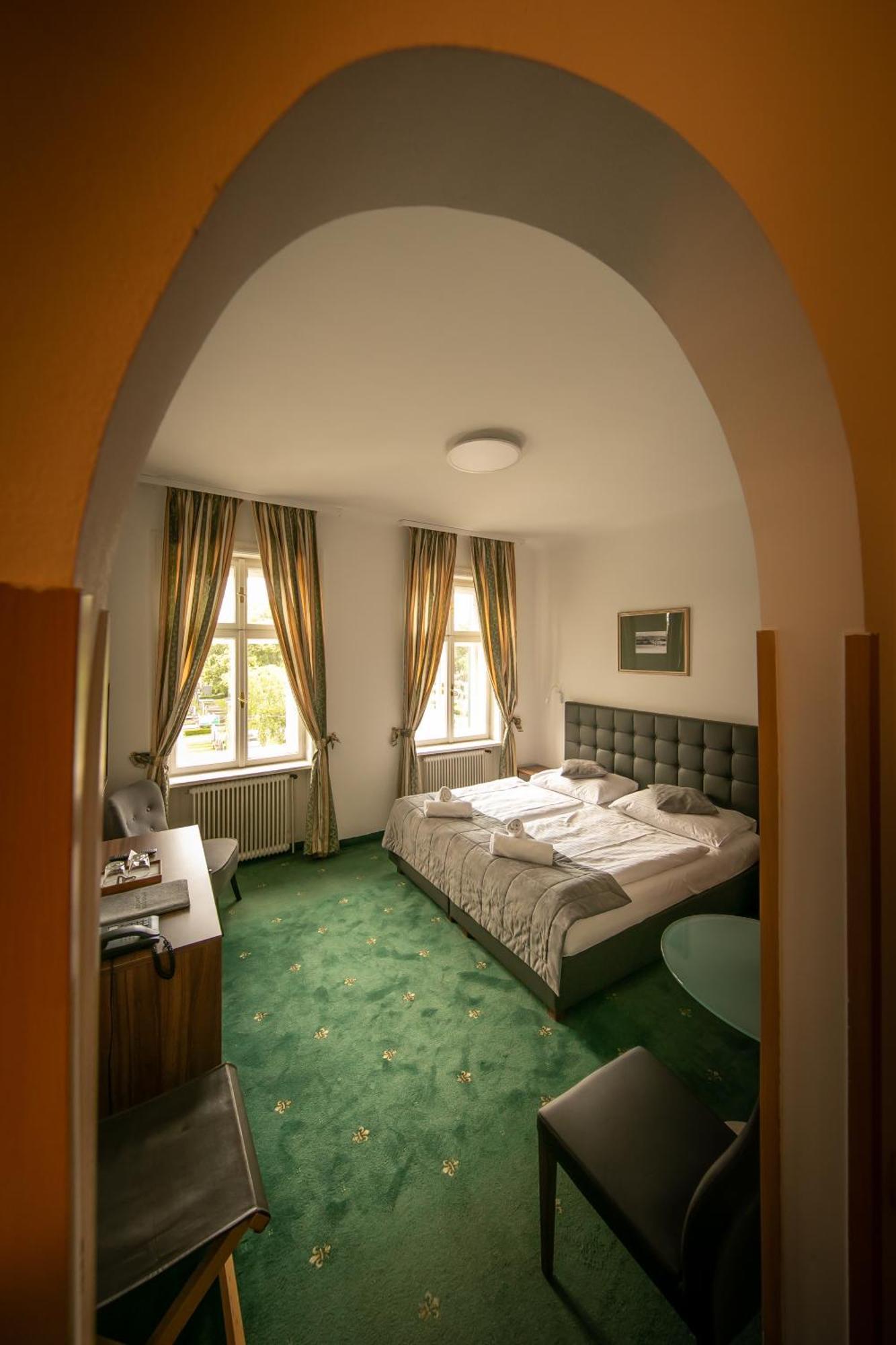 Hotel Bergwirt Schoenbrunn Виена Екстериор снимка