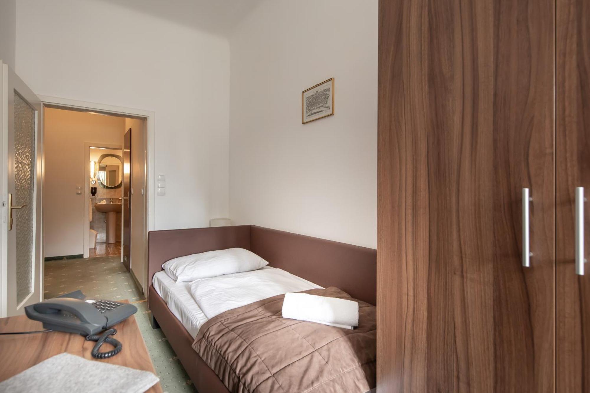 Hotel Bergwirt Schoenbrunn Виена Екстериор снимка