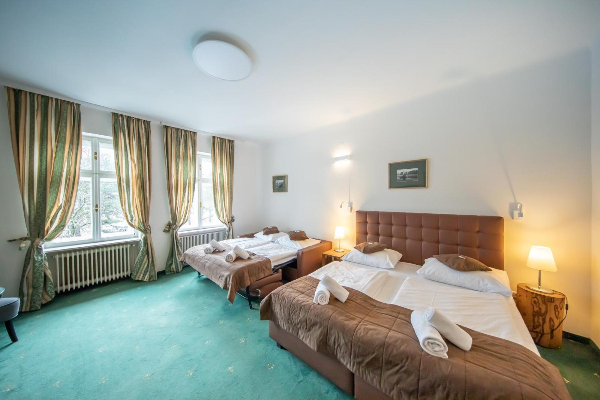 Hotel Bergwirt Schoenbrunn Виена Екстериор снимка