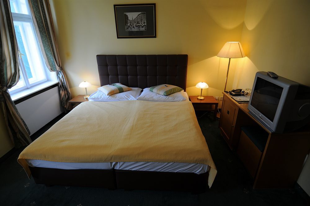 Hotel Bergwirt Schoenbrunn Виена Екстериор снимка